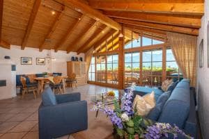 Aparthotel Werdenfels Gebäude und Terrasse mit Bergblick