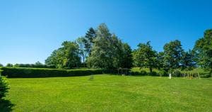 Aparthotel Werdenfels Gebäude und Terrasse mit Bergblick